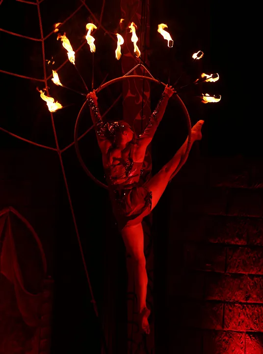Hexe Roxana mit Feuerfächer