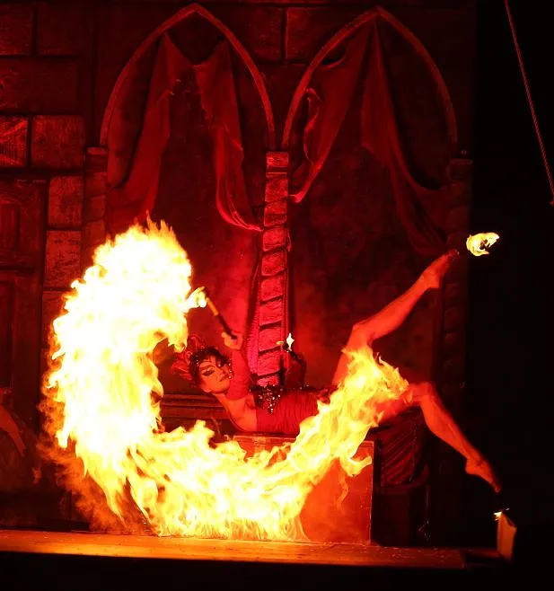 Hexe Roxana als rassige Feuertänzerin mit Feuerinferno