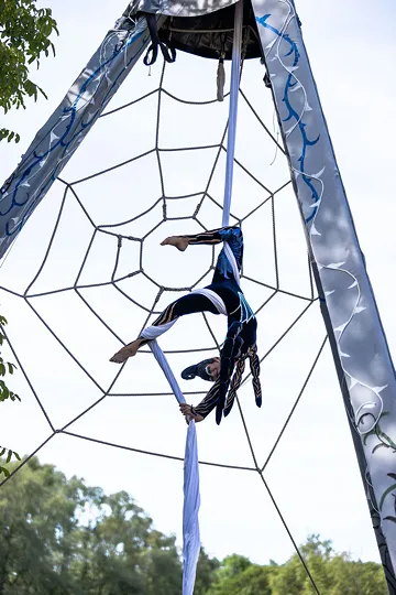 Hexe Roxana Spinne am Riesen-Spinnennetz