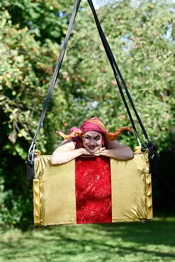 Tilly Euelnspiegel landet in fliegender Schatztruhe