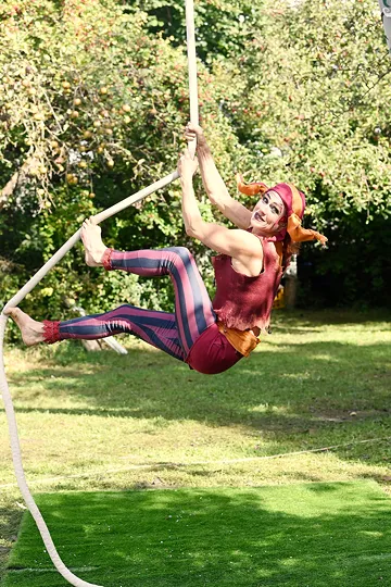 Roxana Tilly Eulenspiegel erklettert das Vertikaltuch
