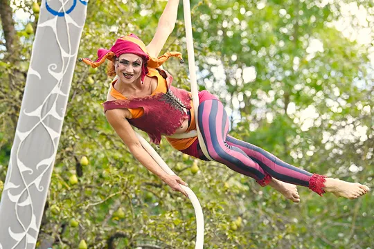 Roxana Tilly Eulenspiegel mit Spiegel in Bilderrahmen und frechem Blick