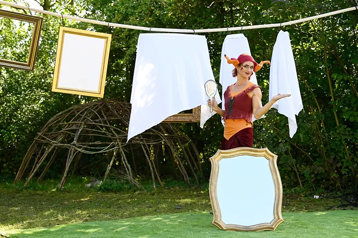 Tilly Eulenspiegel präsentiert ihre Bilder einer Ausstellung