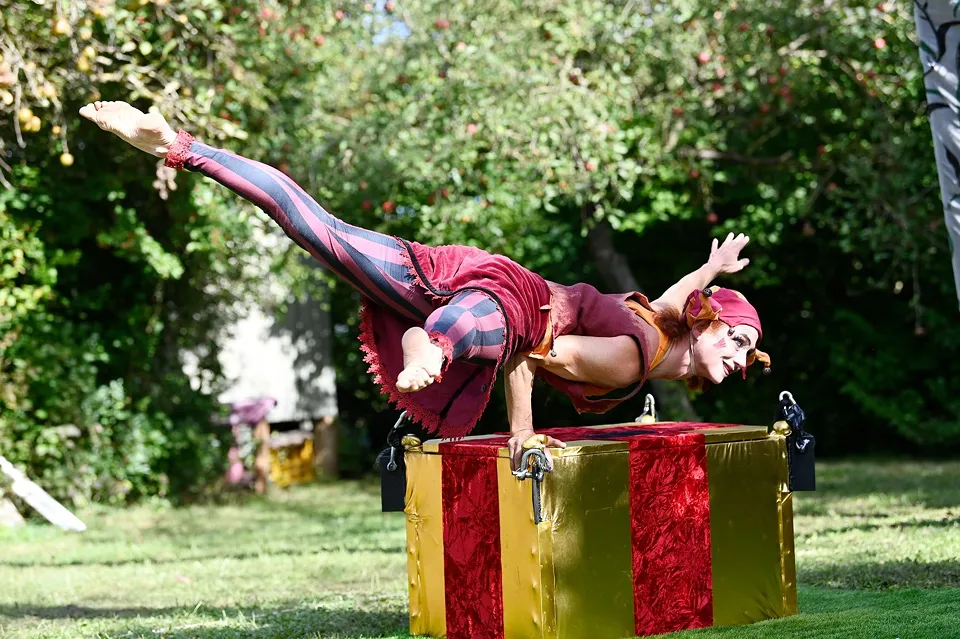 Tilly Eulenspiegel schwebend über goldener Scatzkiste